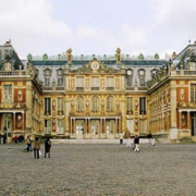 Situez dans le temps le règne personnel de Louis XIV dit « le roi soleil » et la construction du château de Versailles.